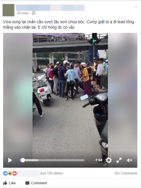 Clip: Nam thanh niên lao thẳng xe máy, chặn bắt đối tượng nghi dàn cảnh giật balo của một phụ nữ trên phố Hà Nội - Ảnh 1.