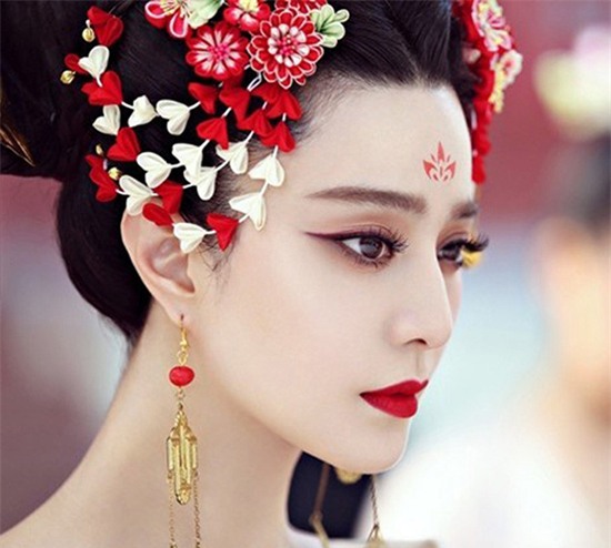 diem danh nhung my nhan dinh dam so huu goc mat nghieng chu s dung chuan - 1