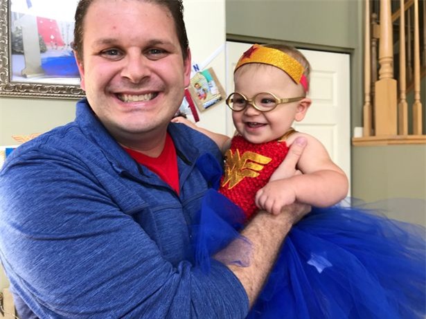 xuc dong khoanh khac be gai 1 tuoi bi cam cat tieng goi cha dau tien sau ca phau thuat - 1