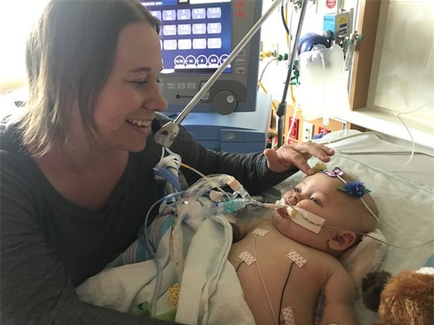 xuc dong khoanh khac be gai 1 tuoi bi cam cat tieng goi cha dau tien sau ca phau thuat - 2