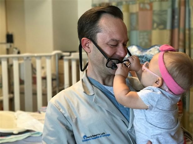 xuc dong khoanh khac be gai 1 tuoi bi cam cat tieng goi cha dau tien sau ca phau thuat - 4