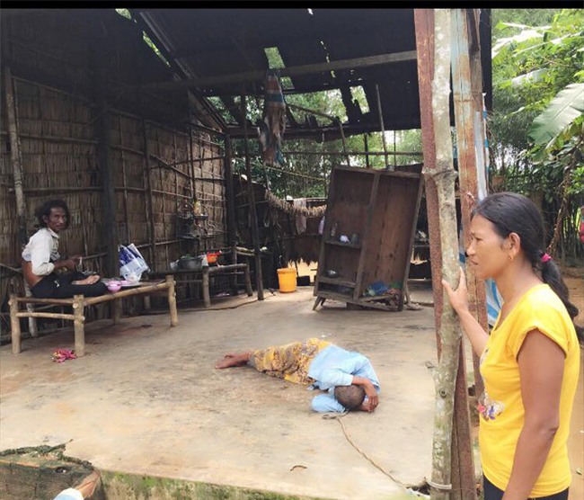 Người mẹ già nuôi 4 người con tâm thần: Giờ gạo mì chất đống, cơm đã có cá thịt nhưng con út đã chết rồi - Ảnh 1.