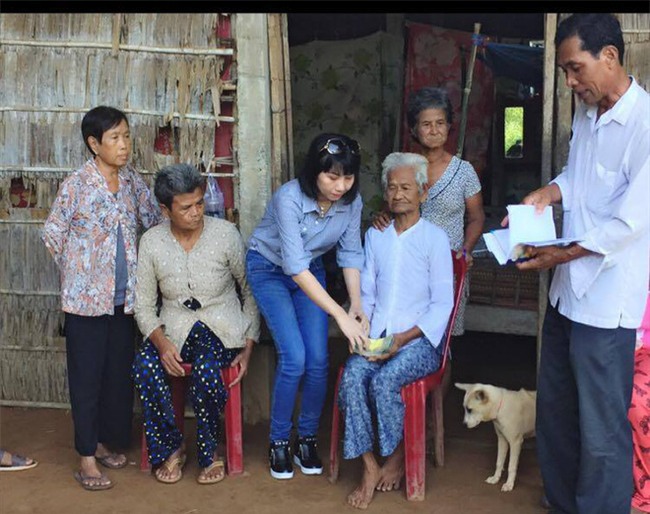 Người mẹ già nuôi 4 người con tâm thần: Giờ gạo mì chất đống, cơm đã có cá thịt nhưng con út đã chết rồi - Ảnh 7.