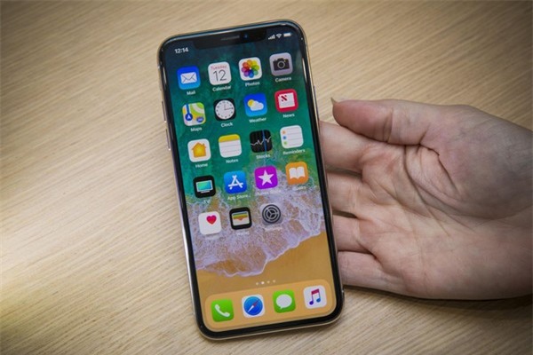 Thiết kế mới, công nghệ mới khiến iPhone X được nhiều người săn đón