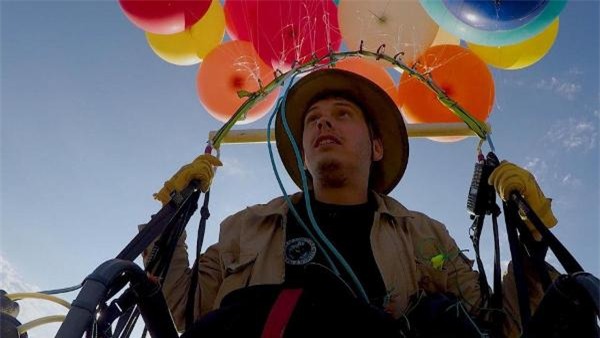 Phim Up ngoài đời thực: Chàng trai dùng 100 quả bóng bay dạo chơi trên bầu trời châu Phi - Ảnh 2.