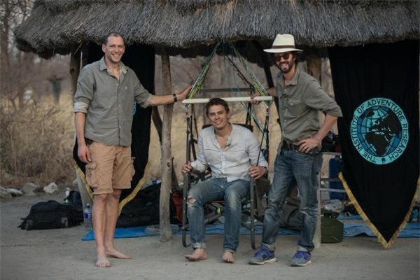 Phim Up ngoài đời thực: Chàng trai dùng 100 quả bóng bay dạo chơi trên bầu trời châu Phi - Ảnh 4.