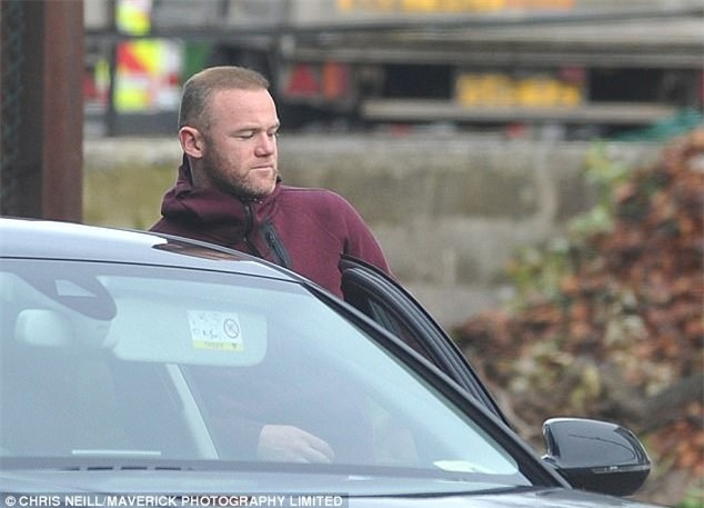 Rooney lủi thủi đi lao động công ích, bà xã Coleen du hí đảo Barbados - Ảnh 2.