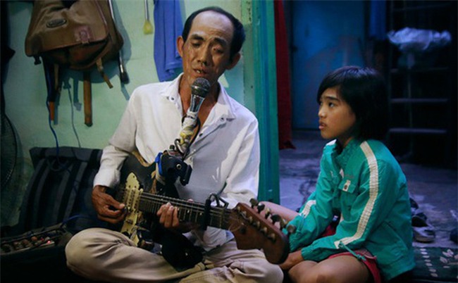 Chuyện "Tám mù" hát rong - Người cha lang thang Sài Gòn bán tiếng ca kiếm tiền chữa trị đôi mắt cho con gái