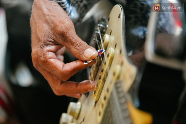 Chuyện Tám mù hát rong - Người cha lang thang Sài Gòn bán tiếng ca kiếm tiền chữa trị đôi mắt cho con gái - Ảnh 3.