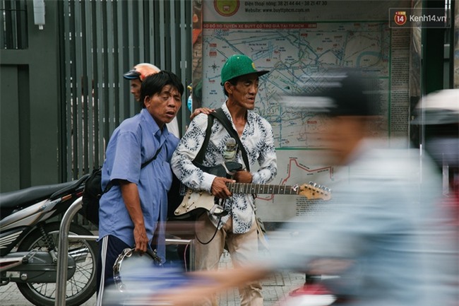 Chuyện Tám mù hát rong - Người cha lang thang Sài Gòn bán tiếng ca kiếm tiền chữa trị đôi mắt cho con gái - Ảnh 6.