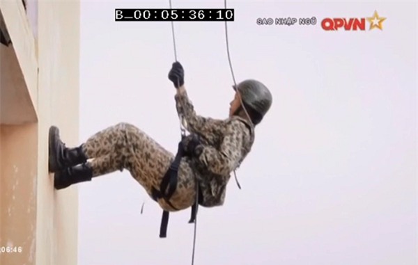 Chặt vỡ ngói bằng tay không, Hương Giang Idol múa ballet ăn mừng trong quân ngũ-2