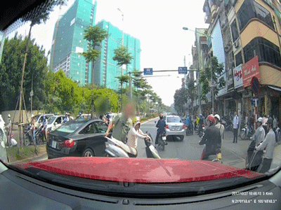 Ông Tây nhấc bổng, lôi người phụ nữ và xe máy vào lề đường: Tôi không thể hiểu được những ninja ở Việt Nam