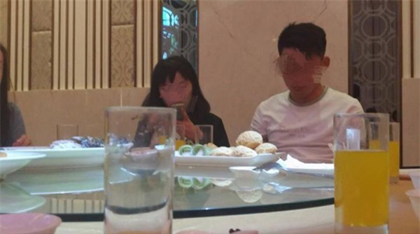 dang anh to khach "an chua" dam cuoi, co dau meo mat vi dung nhan vat quan trong - 1