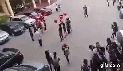 Màn tỏ tình của cặp đôi đồng tính nam tại khuôn viên đại học gây xôn xao giới trẻ - Ảnh 2.