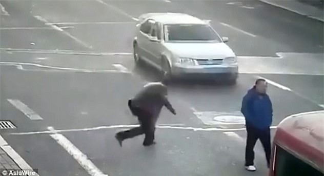 Lao ra giữa đường chặn đầu xe để ăn vạ, người đàn ông hớ nặng - Ảnh 1.