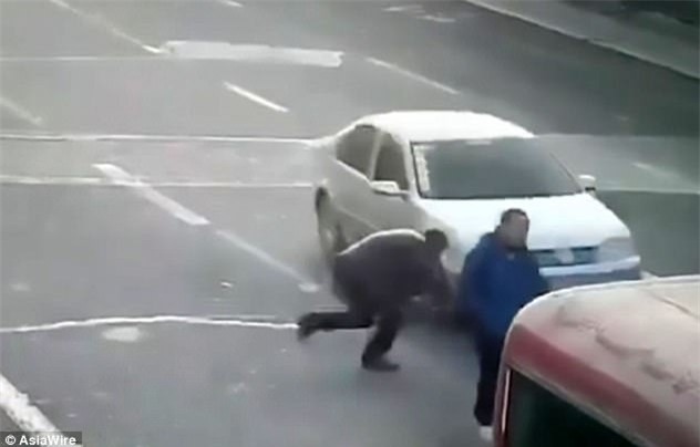 Lao ra giữa đường chặn đầu xe để ăn vạ, người đàn ông hớ nặng - Ảnh 2.