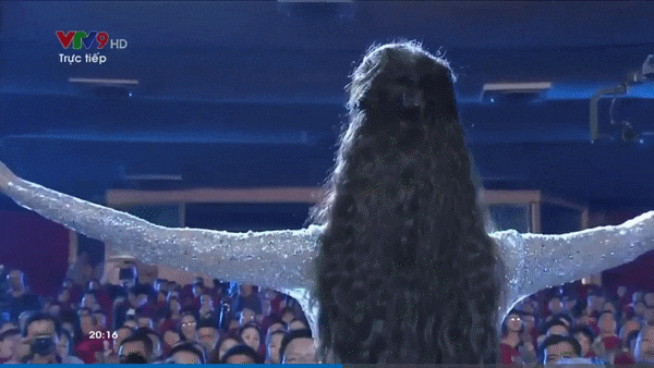 Lan Khuê ngã dúi dụi vì lọt ghế tại chung kết Hoa hậu Đại dương 2017-7