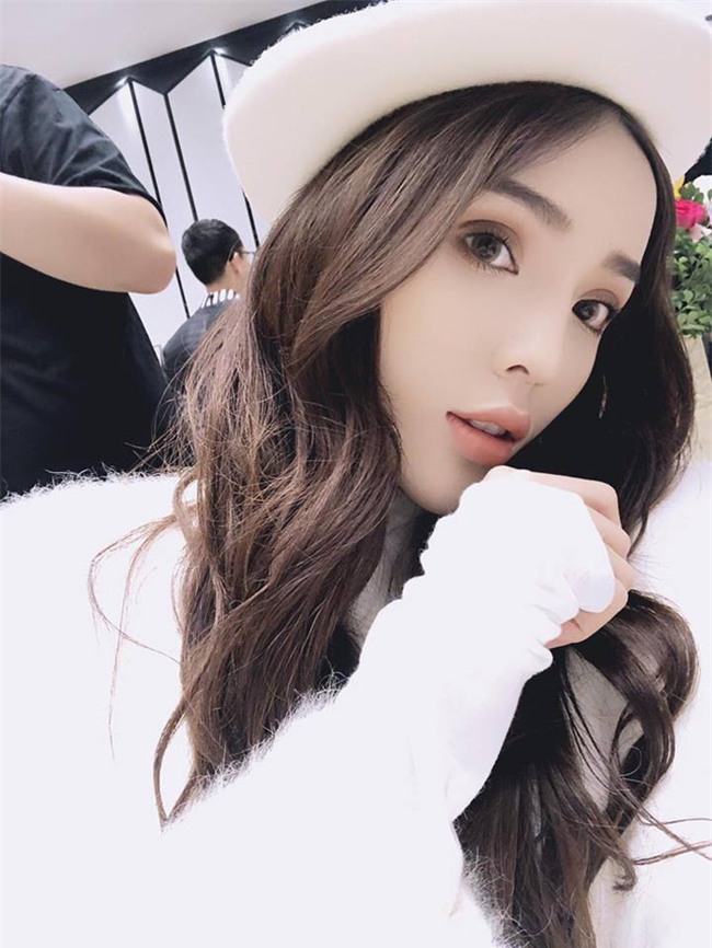 Vừa mới được khen xinh hôm trước, hôm sau Kỳ Duyên lại chọn cách trang điểm đấu đá nhau thế này - Ảnh 4.