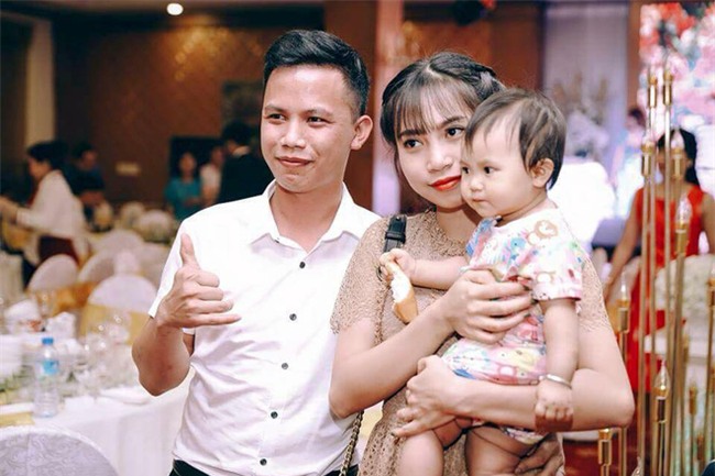 “Lấy chồng được cả nhà chồng”, 9X Hải Phòng khoe bố chồng cặm cụi khâu màn cho vợ chồng khi chăm cháu ngủ - Ảnh 1.