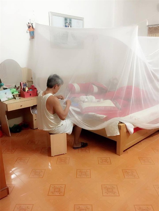 “Lấy chồng được cả nhà chồng”, 9X Hải Phòng khoe bố chồng cặm cụi khâu màn cho vợ chồng khi chăm cháu ngủ - Ảnh 3.