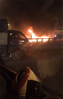 Clip: Ô tô cháy ngùn ngụt đến trơ khung trên cầu Thanh Trì - Ảnh 2.