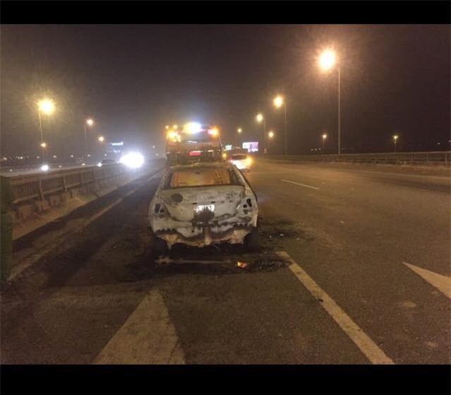 Clip: Ô tô cháy ngùn ngụt đến trơ khung trên cầu Thanh Trì - Ảnh 3.