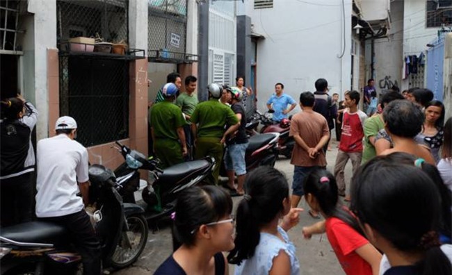 Ảo giác phê ma túy đá, người đàn ông cầm kéo suýt giết chết vợ và con trai - Ảnh 1.