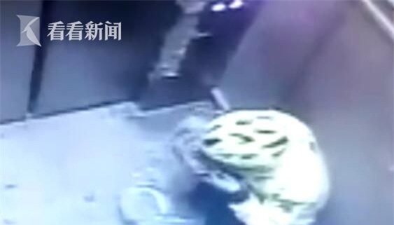 Clip sẽ khiến bạn cân nhắc khi mua đồ ăn online: Shipper ăn vụng rồi nhè ra, bỏ lại vào hộp giao cho khách - Ảnh 2.