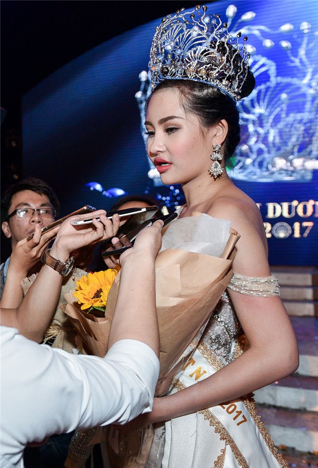 Dân mạng chê Hoa hậu Đại dương 2017 miệng như bơm bị lỗi