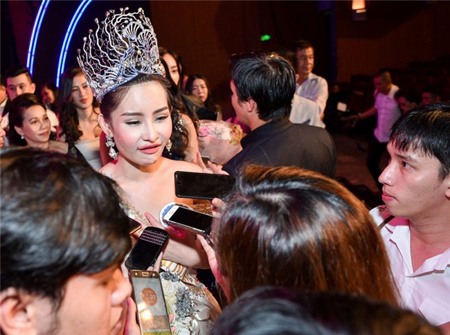 Dân mạng chê Hoa hậu Đại dương 2017 miệng như bơm bị lỗi