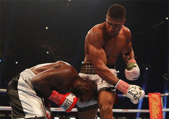 Đánh kẻ thách đấu đổ máu, Joshua bảo vệ đai vô địch - Ảnh 4.