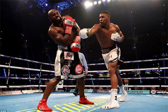 Đánh kẻ thách đấu đổ máu, Joshua bảo vệ đai vô địch - Ảnh 6.