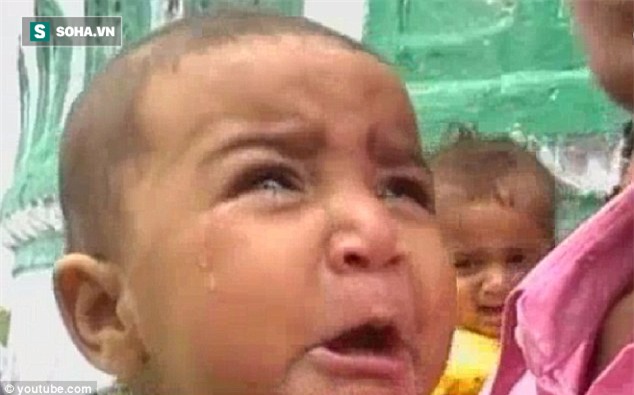 Ném trẻ nhỏ từ mái nhà cao tới 10m - tục lệ ghê rợn có thật ở đất nước tỷ dân - Ảnh 2.