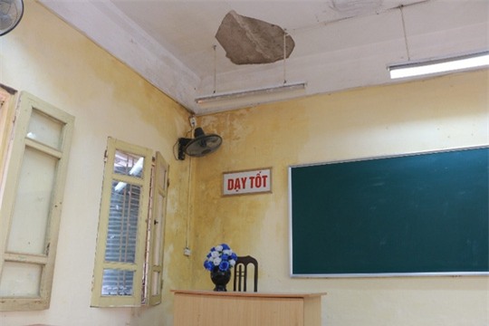 Bên trong ngôi trường học sinh phải đội mũ bảo hiểm ngồi học - Ảnh 3.