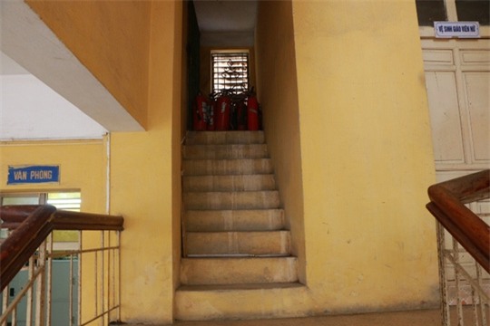 Bên trong ngôi trường học sinh phải đội mũ bảo hiểm ngồi học - Ảnh 12.