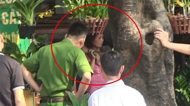 Hà Nội: Vào bệnh viện thăm anh trai, nam thanh niên bất ngờ dùng súng khống chế, bắt một y tá làm con tin - Ảnh 1.