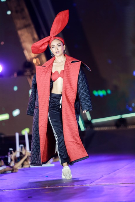 Hồ Ngọc Hà lộ bụng ngấn mỡ - Mâu Thủy diện đồ khó hiểu lọt top sao mặc xấu tuần này-3