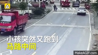 Clip: Thót tim chứng kiến bé gái bị xe tải cuốn vào gầm, thoát chết một cách thần kì - Ảnh 1.