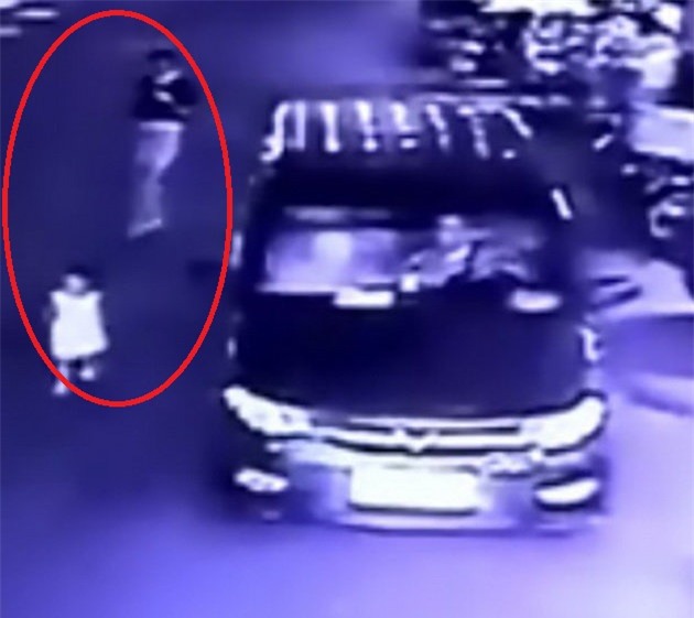 Clip: Thót tim chứng kiến bé gái bị xe tải cuốn vào gầm, thoát chết một cách thần kì - Ảnh 3.