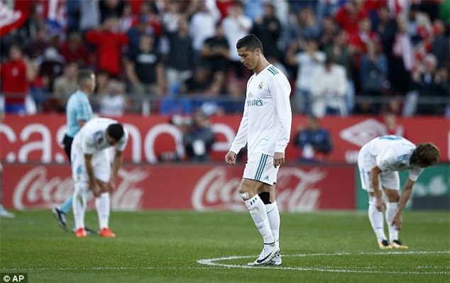 Ronaldo tịt ngòi, Real thua sốc, để Barca bỏ xa 8 điểm - Ảnh 2.