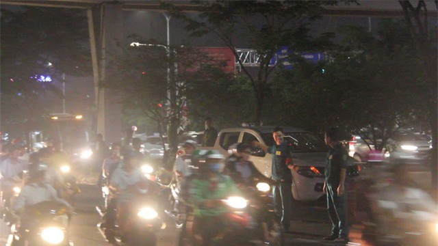 Người đàn ông treo cổ ở dải phân cách đường