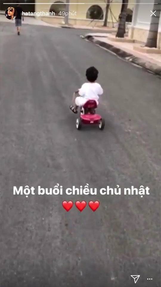 Tăng Thanh Hà lại khoe quý tử lớn nhanh như thổi, đã có thể tự đạp xe nô đùa không cần mẹ trợ giúp - Ảnh 1.