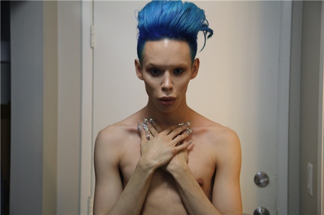 Chàng trai tính phẫu thuật cắt bỏ bộ phận sinh dục để trở thành người ngoài hành tinh - Ảnh 1.