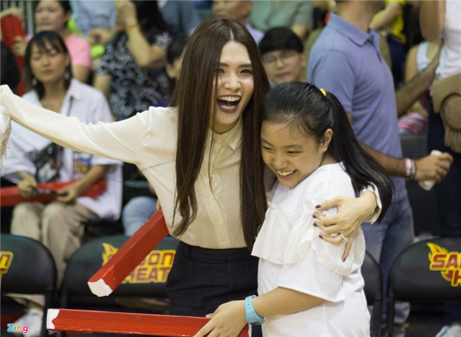 Tracy Thu Luong va A hau Tu Anh vo oa sau chien thang cua TLW hinh anh 6