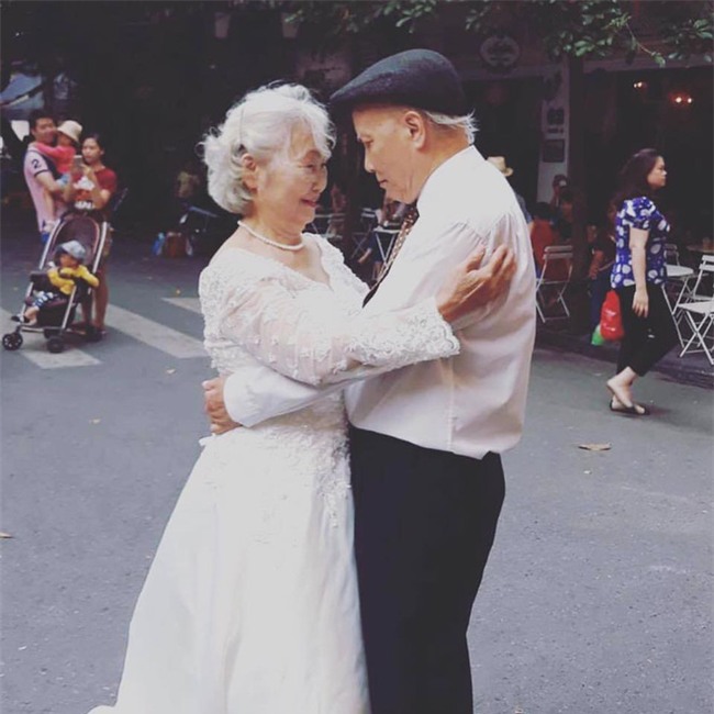 Hình ảnh cô dâu tóc bạc mặc váy cưới trắng, chú rể chống gậy móm mém cười khiến trên phố Hà Nội gây sốt mạng - Ảnh 4.