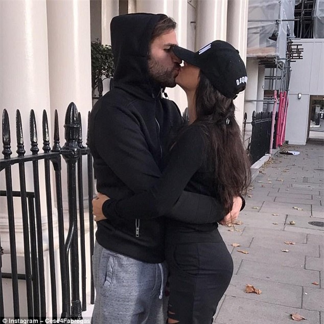 Fabregas hôn say đắm bạn gái hơn tuổi giữa phố London - Ảnh 1.