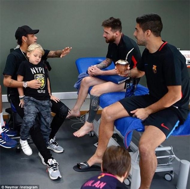Neymar tranh thủ trở lại Barca thăm lại Messi và Suarez - Ảnh 1.
