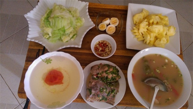 Mâm cơm ngày chủ nhật giá 100 nghìn gây tranh cãi, người nhà chê ki bo, người ngoài bảo thế cũng đủ ngon - Ảnh 2.