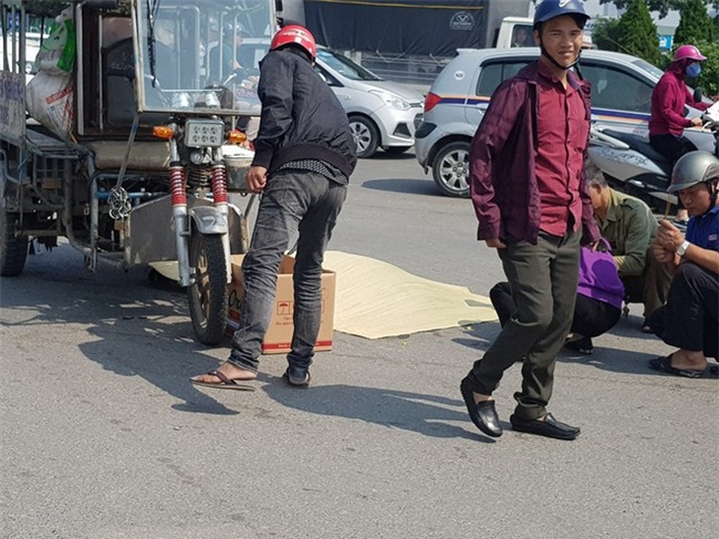 Hà Nội: Vợ tài xế ba gác rơi xuống đường tử vong sau cú phanh bất ngờ để tránh xe chạy ngược chiều - Ảnh 1.