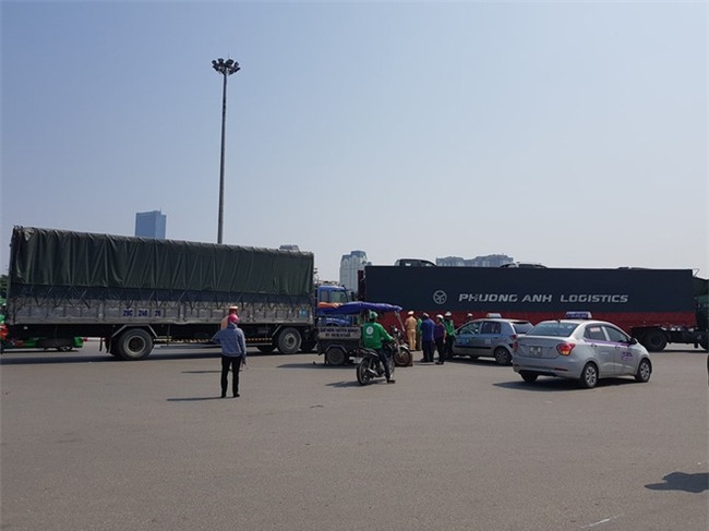 Hà Nội: Vợ tài xế ba gác rơi xuống đường tử vong sau cú phanh bất ngờ để tránh xe chạy ngược chiều - Ảnh 2.